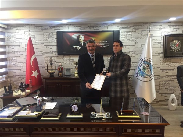Belediye Başkanımıza Kızılay'dan Bronz Madalya Beratı